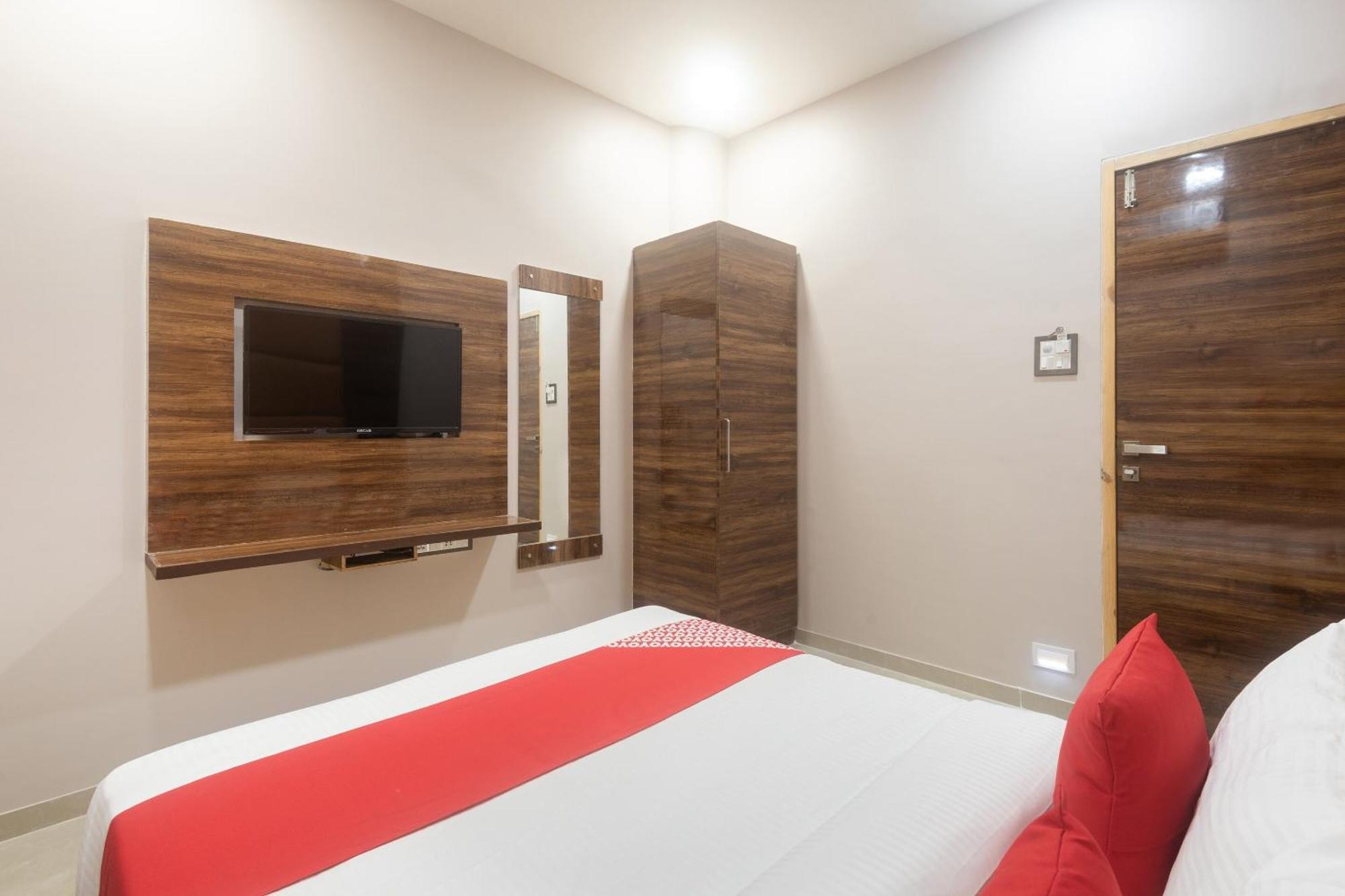 Hotel Blue Executive Near Chhatrapati Shivaji International Airport Bombay Esterno foto